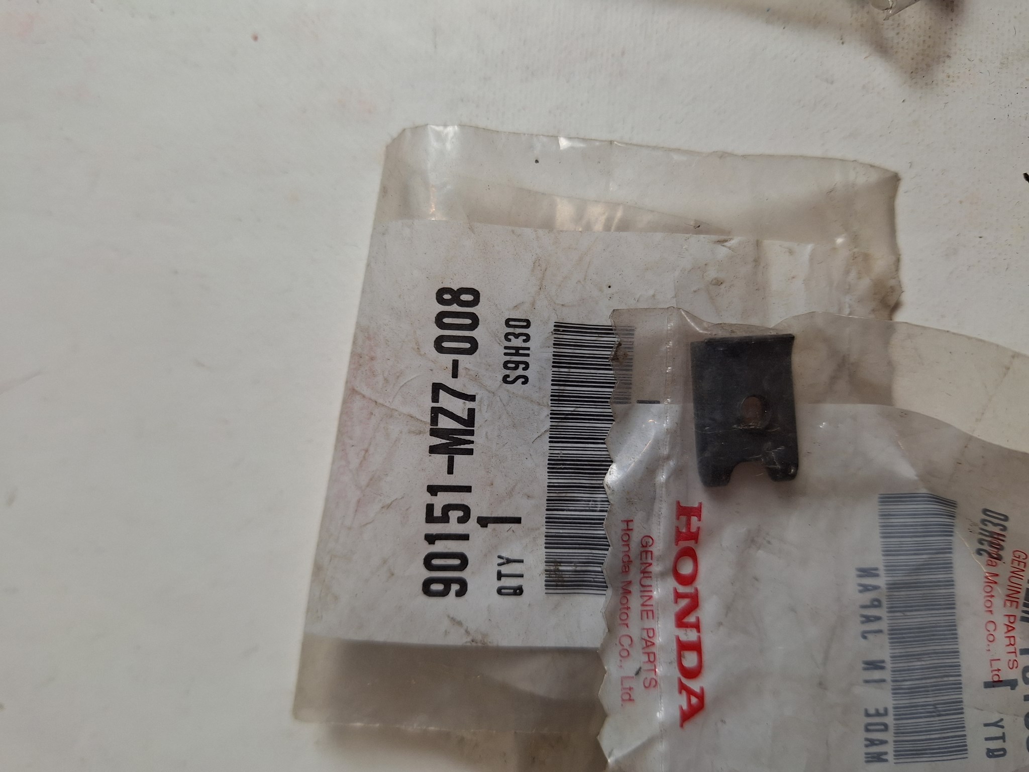 Picture of FEDERMUTTER, 4MM  90151-MZ7-008  VFR 750 FR-S